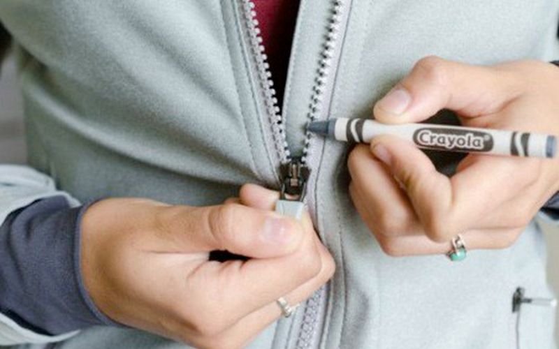 Sử dụng bút chì sáp để xử lý dây khóa kéo kẹt
